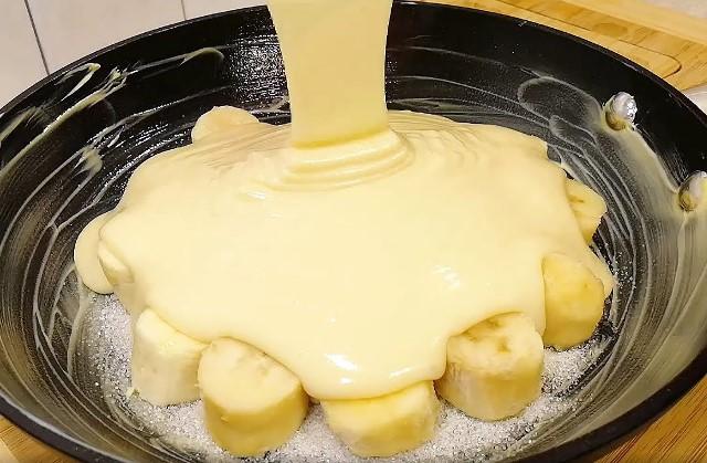 Хоть с яблоками, хоть с бананами! Мягкий, воздушный пирог на сковороде 1